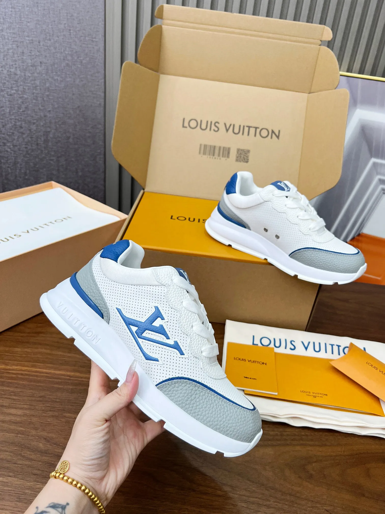 👟👟Ex-factory price 680👟👟 Men's size +10 LV Louis Vuitton L Jialu brand thick-soled casual couple sneakers🔥🔥🔥 Made of smooth cow leather and elegant design, can be easily integrated into various styles. The eye-catching LV letters are marked on the side of the shoe, and the lightweight rubber outsole is embellished with the Vuitton logo ▪️ Sole thickness: 4CM. The counter specializes in the latest casual shoes and new hard goods 🆕 ❥Purchase level! Full of high-end feel! A popular model among bloggers at home and abroad, it’s retro and fashionable and looks amazing on your feet! Wear a lot of happiness! The official website’s main recommendation★ ▪️Upper: Original custom-made imported calfskin fabric ▪️Inner lining: breathable gauze imported from Italy ▪️Outsole: rubber foam ➕tpu high-end outsole ▪️Shoe size: women’s 35-41, (women’s 41 is custom-made). Men's clothing 39-46 (45-46 customized).